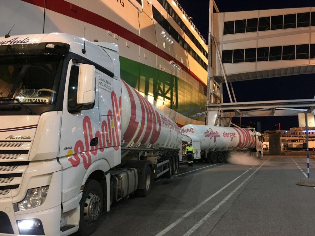 Elenger veok punkerdab LNG-d Tallinki Megastar laevale 